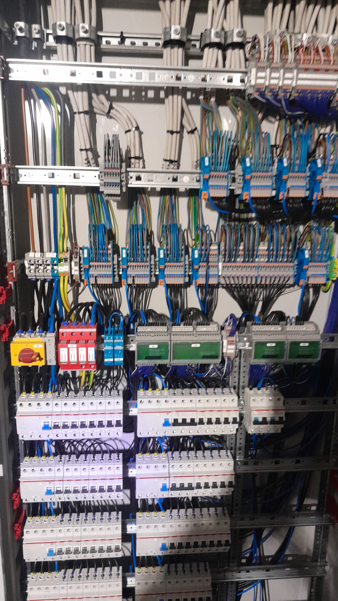 Hlavný rozvádzač firmy – kompletné zapojenie, elektrikár Bratislava