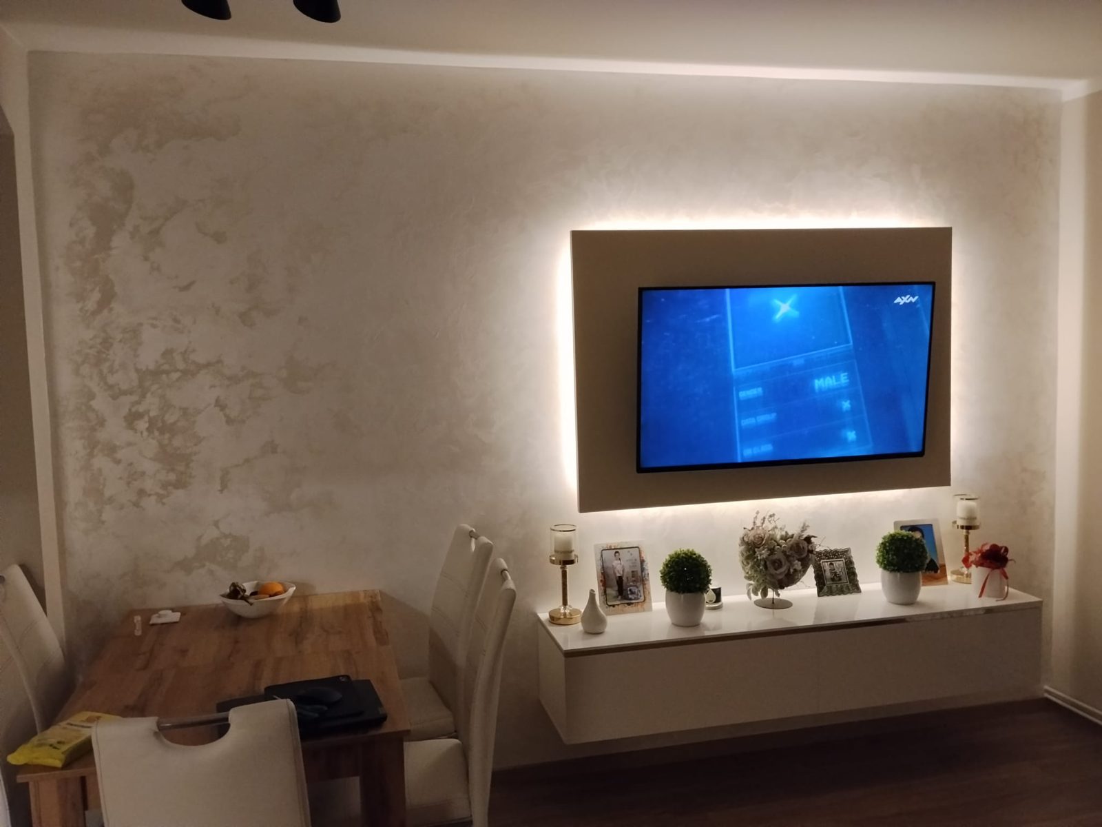LED podsvietenie TV steny v obývačke – montáž osvetlenia Bratislava